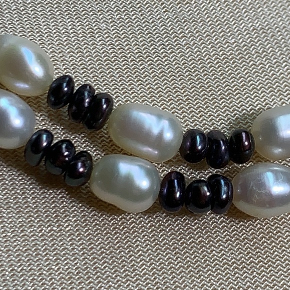 Lovely vintage two toned double strand genuine pearl necklace. - Picture 3 of 17